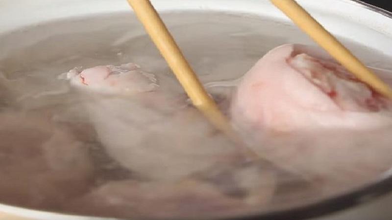 Khởi đầu một ngày tràn đầy năng lượng với tô bún giò dọc mùng thơm ngon, chuẩn vị, mang đến sự hài hòa giữa hương vị và dưỡng chất.