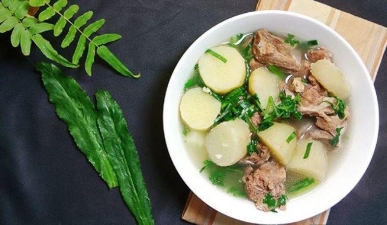 Món canh khoai từ hầm xương với củ từ bở mềm, hòa quyện cùng hương vị thơm ngon lạ miệng, mang đến sự kết hợp hoàn hảo giữa sự nhẹ nhàng của khoai và đậm đà của xương hầm, khiến ai thưởng thức cũng phải xiêu lòng.