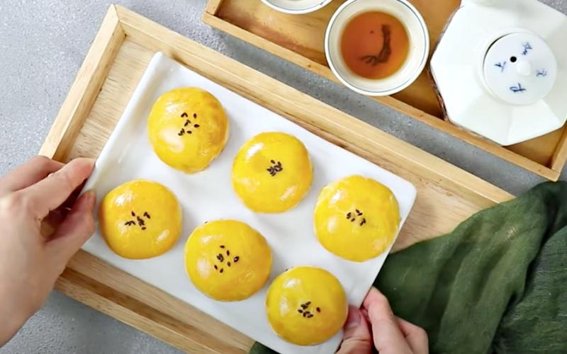 Hướng dẫn làm bánh Trung thu trứng muối ngàn lớp kiểu Đài Loan, đem lại sự kết hợp hoàn hảo giữa hương vị truyền thống và phong cách độc đáo.