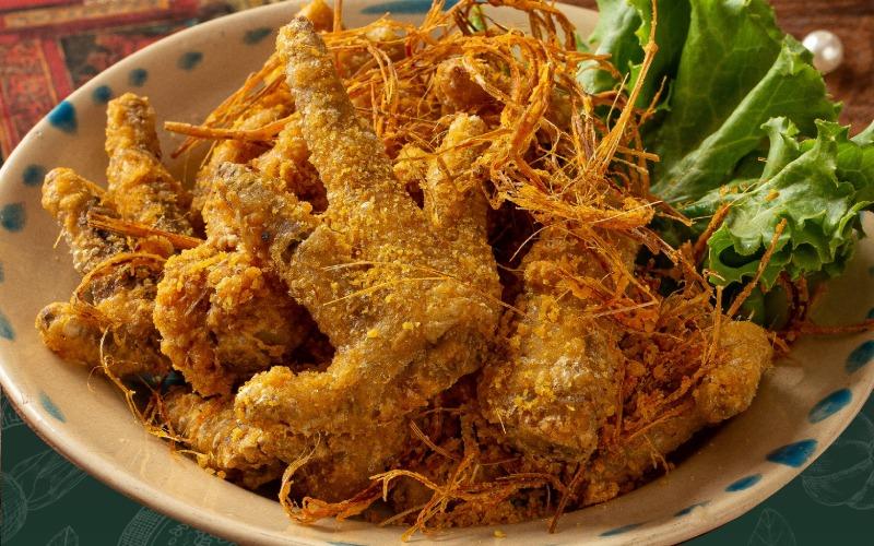 Cách làm chân gà rang muối giòn rụm, thơm ngon, đậm đà khó cưỡng khiến ai cũng phải mê mẩn.
