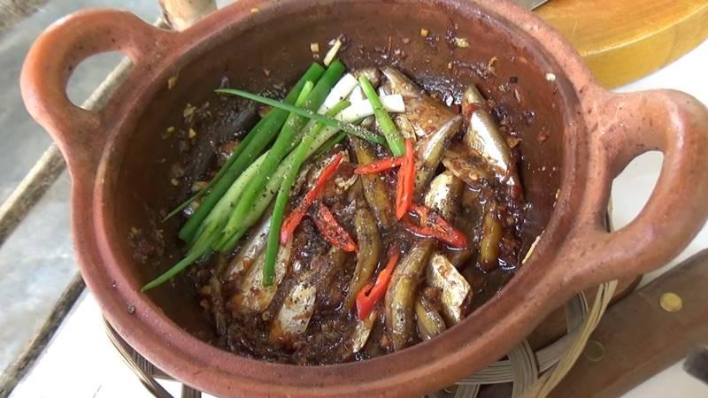 Khám phá cách chế biến món cá thiểu kho tỏi ớt với hương vị cay nồng, đậm đà, một lựa chọn tuyệt vời cho bữa cơm thêm phần thơm ngon và hấp dẫn.