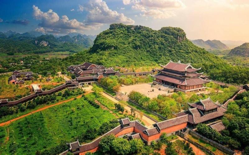 Khám phá 9 địa điểm lễ chùa nổi tiếng đầu năm tại miền Bắc, những điểm đến không thể bỏ qua để cầu nguyện một năm mới bình an và thịnh vượng.