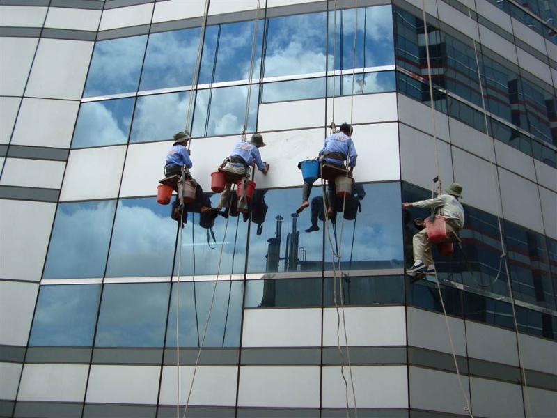 Top 6 Công Ty Cung Cấp Dịch Vụ Lau Kính Tòa Nhà Uy Tín Nhất TP.HCM