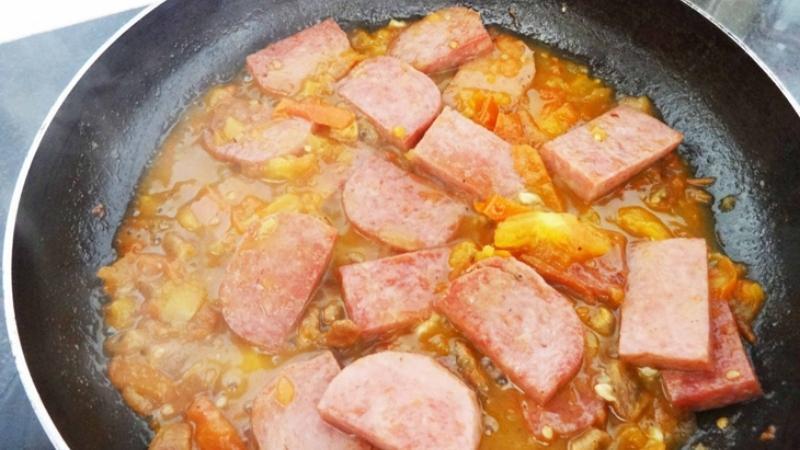 Biến tấu thịt heo hộp cùng sốt cà chua thơm ngon