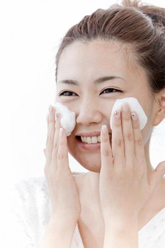 9 Thói quen âm thầm tàn phá làn da bạn cần tránh