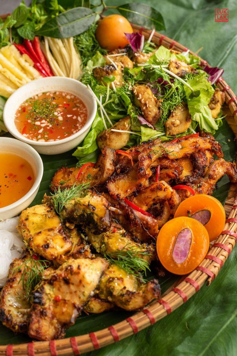 Khám Phá 10 Nhà Hàng Được Yêu Thích Nhất Dọc Đường Bạch Đằng, Đà Nẵng