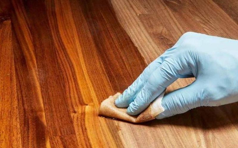 Biến hóa bàn ghế gỗ cũ trở nên mới mẻ chỉ với kỹ thuật đánh vecni đơn giản