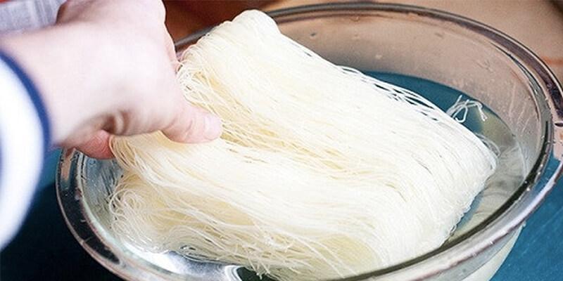 Hướng dẫn làm bún xào thịt đậm đà, hấp dẫn cho gia đình