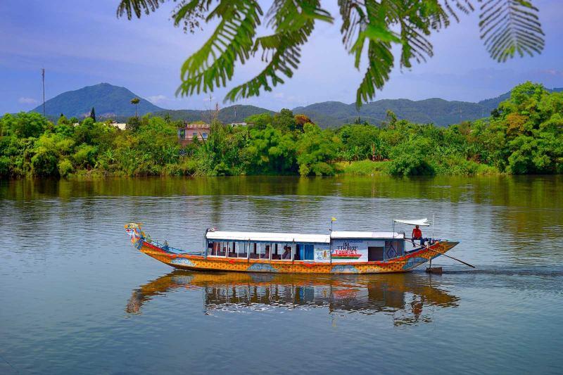 Top 4 Phân tích cảm nhận về dòng sông Hương qua bốn chặng đường tìm về với thành phố Huế trong tác phẩm 'Ai đã đặt tên cho dòng sông' tuyệt vời nhất