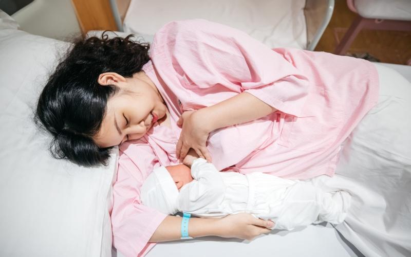 Bí quyết giúp bé sơ sinh ngậm vú đúng cách khi bú sữa