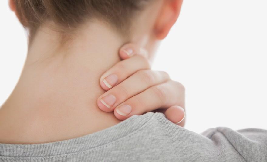 Thói quen xoay cổ nghe tiếng rắc, dù có cảm giác dễ chịu nhưng lại ẩn chứa nhiều nguy cơ ảnh hưởng sức khỏe
