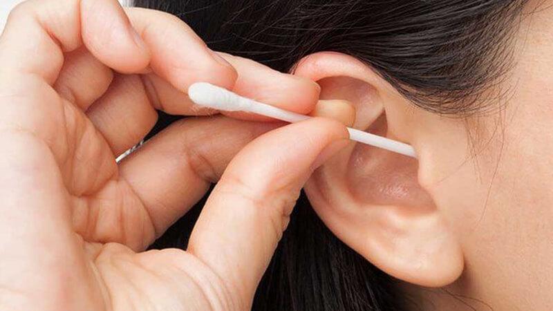 Ráy tai là gì và liệu có cần thiết phải lấy ráy tai hay không?