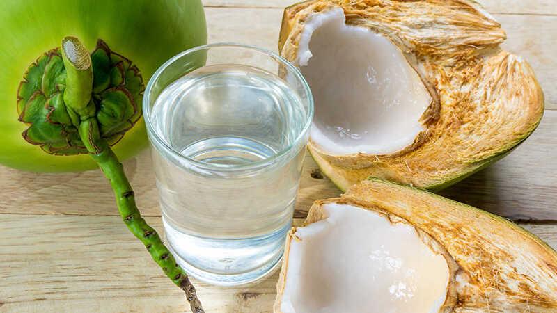 Cẩn trọng khi uống nước dừa trong những ngày hè oi ả
