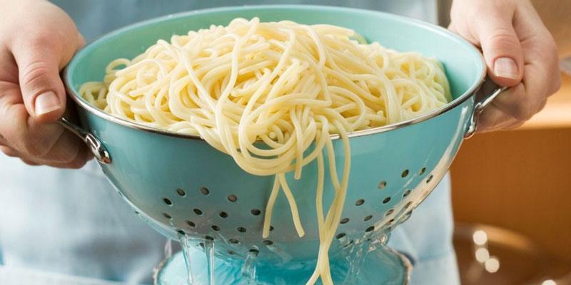 Lỗi phổ biến khi vứt bỏ nước luộc mì