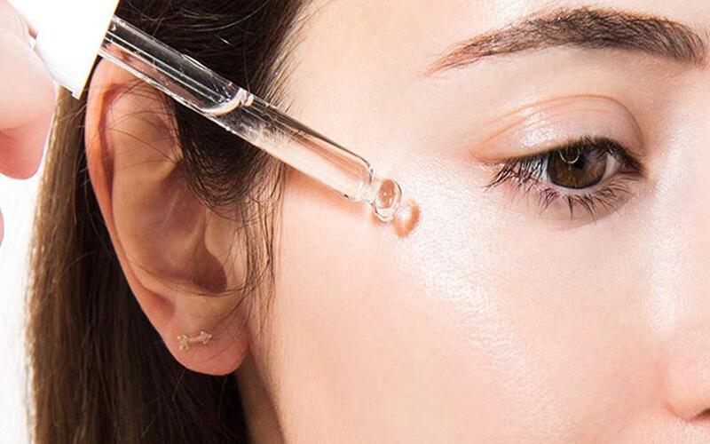 Serum chống oxy hóa là sản phẩm giúp bảo vệ làn da khỏi lão hóa, cải thiện sức khỏe da nhờ khả năng ngăn chặn các yếu tố gây hại từ môi trường. Vậy serum này có tác dụng như thế nào đối với làn da của bạn?