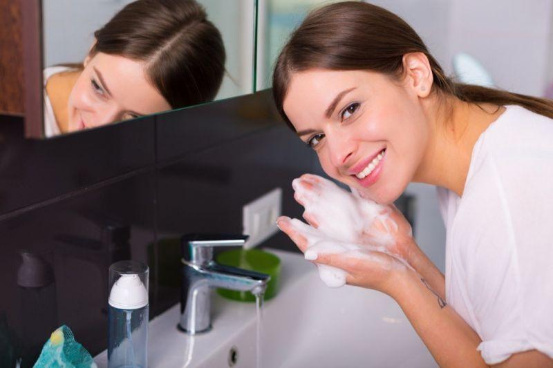 Hướng dẫn chăm sóc da dầu mùa hè để bảo vệ làn da khỏi mụn, khô da và dấu hiệu lão hóa sớm.