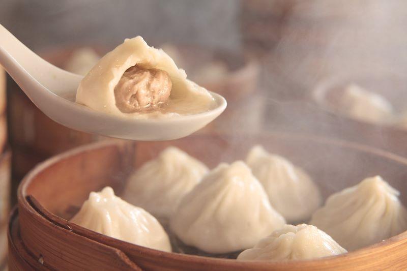 Món tiểu long bao (bánh bao súp) nổi tiếng toàn cầu giờ đã có mặt tại Tripi, mang đến cho thực khách cơ hội thưởng thức hương vị đặc biệt của món ăn này ngay tại đây.