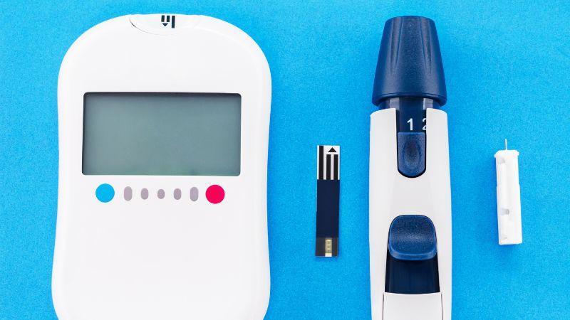 Que thử đường huyết là công cụ không thể thiếu trong việc theo dõi sức khỏe của bệnh nhân tiểu đường. Bài viết này sẽ giúp bạn hiểu rõ cách chọn lựa và sử dụng que thử đường huyết hiệu quả.