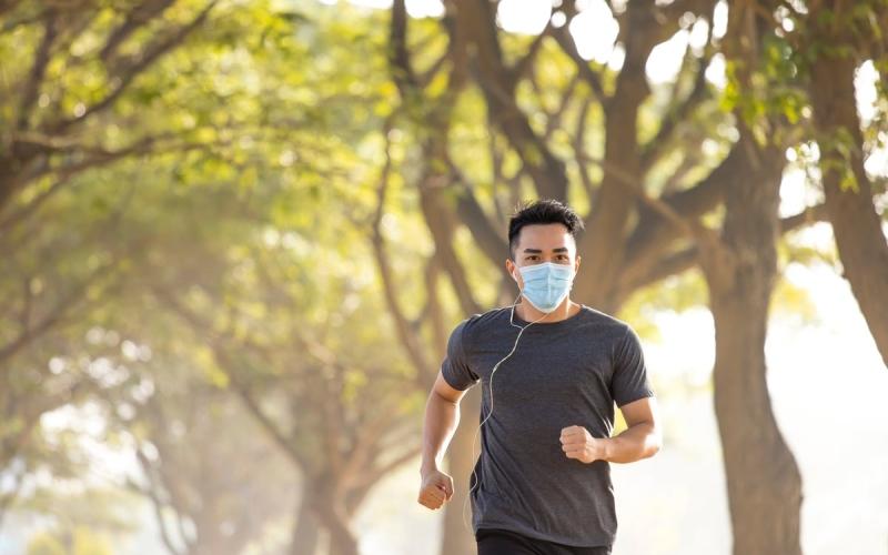 Vừa chạy bộ vừa nghe nhạc: Lợi ích đầy cảm hứng hay mối nguy tiềm ẩn?