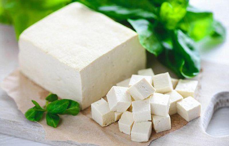 Đậu phụ là thực phẩm giàu dinh dưỡng và dễ chế biến, nhưng cần lưu ý tránh kết hợp với một số loại thực phẩm để không gây hại cho sức khỏe.