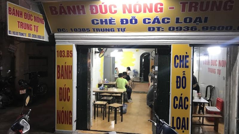 Khi Hà Nội chớm vào mùa đông lạnh giá, ngõ Trung Tự, Đống Đa trở thành điểm đến lý tưởng để thưởng thức món bánh đúc nóng, đậm đà hương vị.