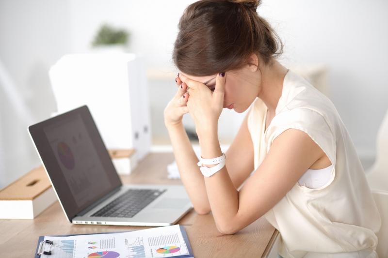 Top 9 hậu quả nghiêm trọng của việc ngồi sai tư thế khi làm việc - tư thế cong lưng