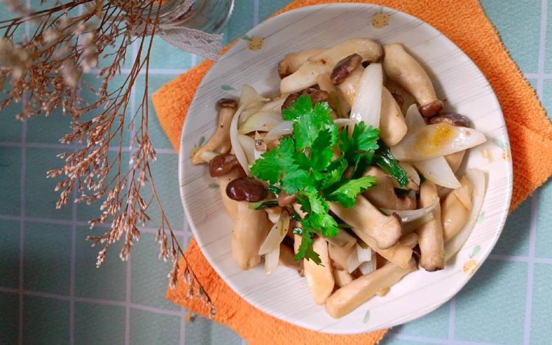 Công thức nấm đùi gà xào hành tây – Món ăn giàu dinh dưỡng và hương vị hấp dẫn