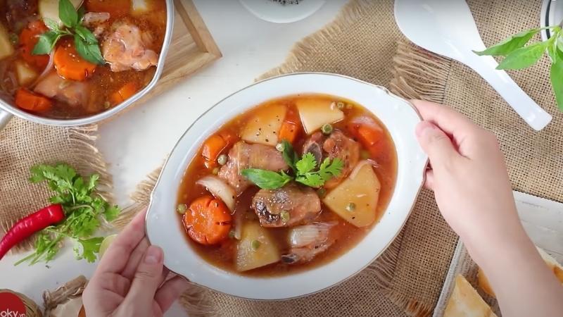 Khám phá món Lagu gà chấm bánh mì hấp dẫn vô cùng