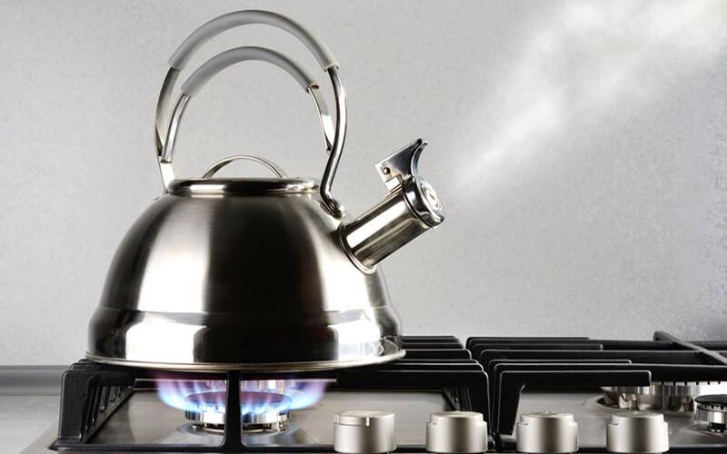 Liệu nước đun lại có thật sự gây ung thư? Nước để qua đêm có phải là chất độc?