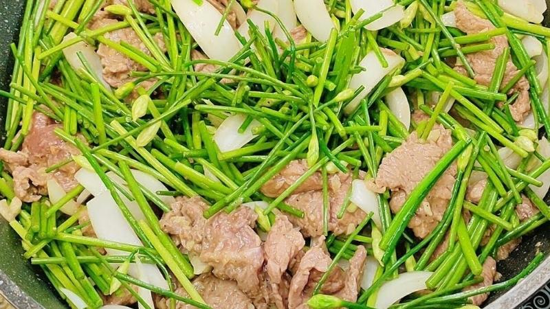 Chỉ với 10 phút, bạn sẽ có ngay một đĩa thịt bò xào bông hẹ ngon tuyệt, đầy dinh dưỡng.