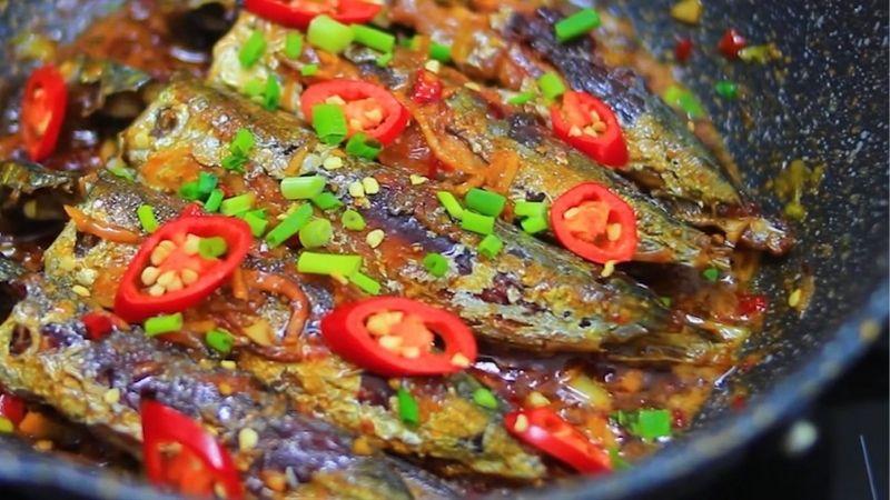 Khám phá cách chế biến món cá nục rim nước mắm tỏi ớt, với hương thơm nức mũi và vị đậm đà, chắc chắn sẽ khiến bạn phải thêm cơm