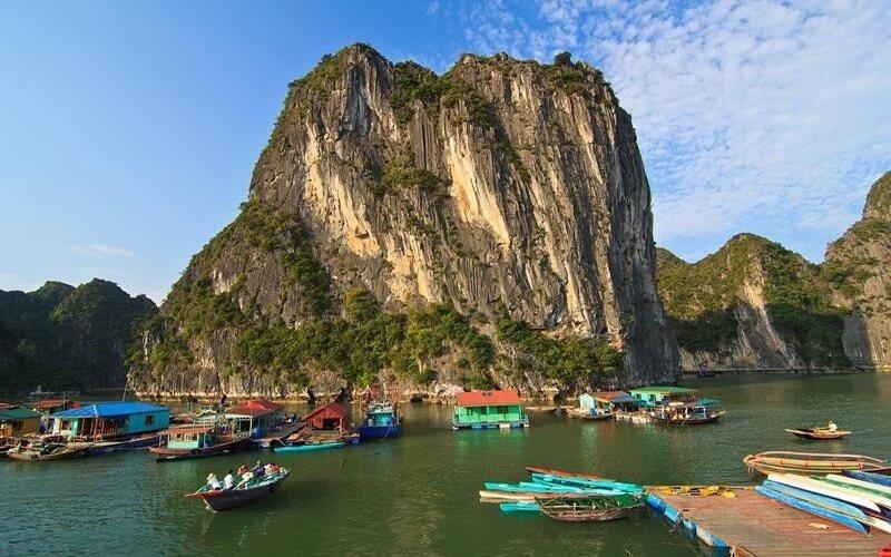 Khám phá làng chài Cửa Vạn – một trong 16 thị trấn ven biển đẹp nhất thế giới, nơi vẻ đẹp tự nhiên và văn hóa giao hòa tuyệt diệu.