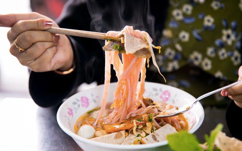 Khám phá hẻm ẩm thực sôi động tại 284 Lê Văn Sỹ, Quận 3