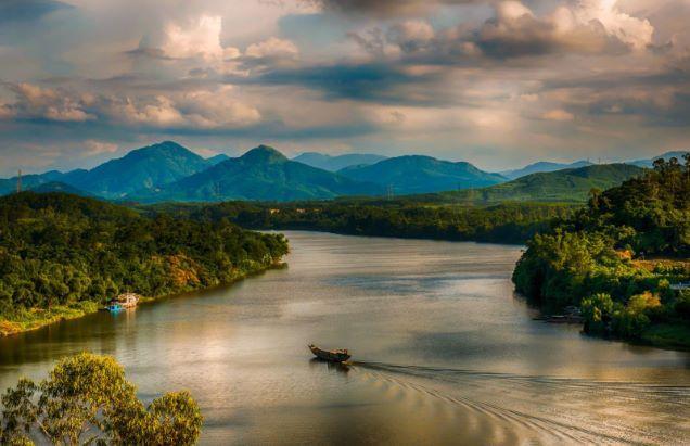 Top 8 bài văn cảm nhận vẻ đẹp của dòng sông Hương khi ở thượng nguồn trong tác phẩm 'Ai đã đặt tên cho dòng sông' ấn tượng nhất