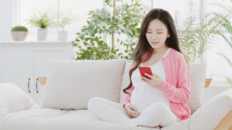 Mẹ bầu nên giữ khoảng cách an toàn giữa điện thoại và hai bộ phận quan trọng này trên cơ thể để bảo vệ sức khỏe của cả mẹ và thai nhi.
