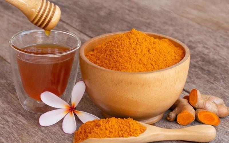 Khi nào là thời điểm tốt nhất để sử dụng tinh bột nghệ và mật ong chữa đau dạ dày?
