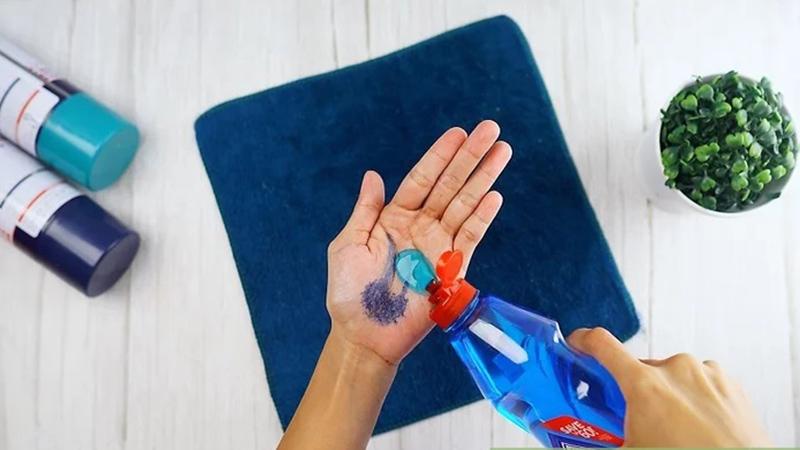 Hướng dẫn cách tẩy sơn xịt trên tay hiệu quả và an toàn cho da