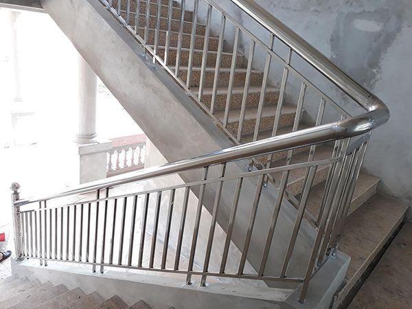 Top 7 đơn vị thiết kế và thi công cầu thang inox chất lượng tại TP.HCM