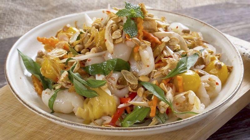 Hãy làm mới bữa ăn gia đình với món gỏi gà rau răm thơm ngon, hấp dẫn mà ai cũng phải khen ngợi.