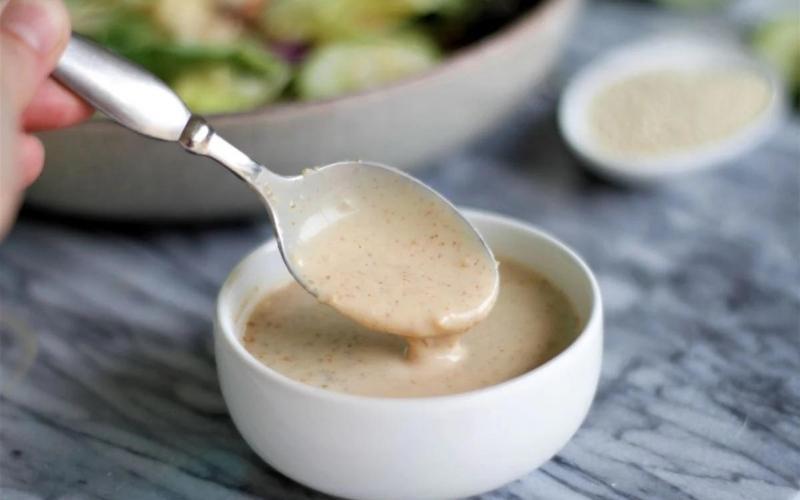 Hướng dẫn làm sốt mè rang thơm ngon, giúp tạo nên những món salad bổ dưỡng, không chỉ ngon mà còn hỗ trợ giảm cân và đốt mỡ hiệu quả.