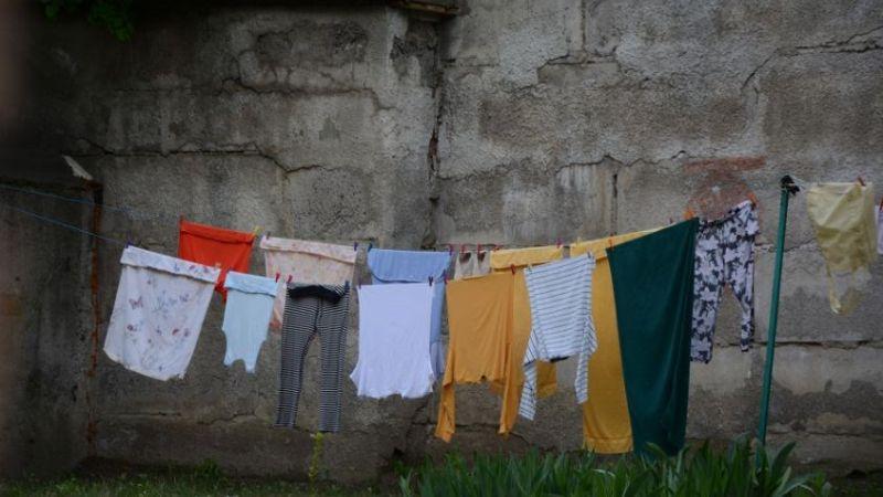 5 lưu ý giúp quần áo không bị ố và ẩm mốc khi giặt lại sau khi dính mưa