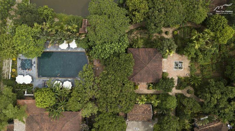 Khám phá 15 khu resort sang trọng và đẹp nhất tại Ninh Bình, nơi bạn có thể tận hưởng không gian nghỉ dưỡng đẳng cấp, hài hòa với thiên nhiên. Mỗi resort không chỉ là nơi thư giãn mà còn là điểm đến để trải nghiệm văn hóa đặc sắc của vùng đất này.