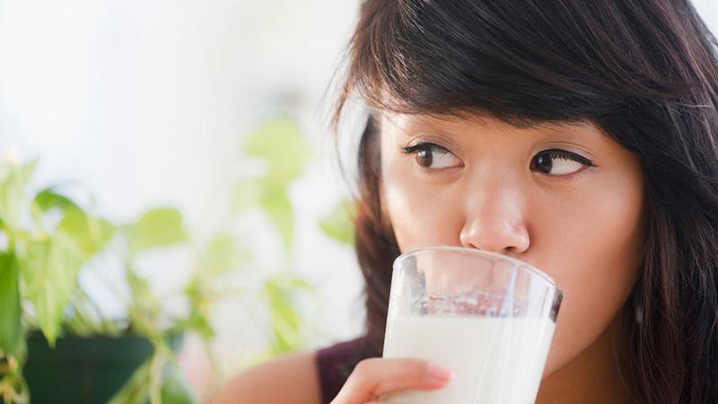 Không phải sáng sớm, mà đây mới chính là thời điểm lý tưởng để thưởng thức sữa, như lời khuyên từ các chuyên gia dinh dưỡng.
