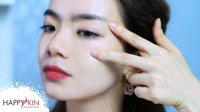 Khám phá 8 cách massage đơn giản nhưng hiệu quả để giảm sụp mí mắt và giúp đôi mắt bạn trở nên tươi sáng hơn.
