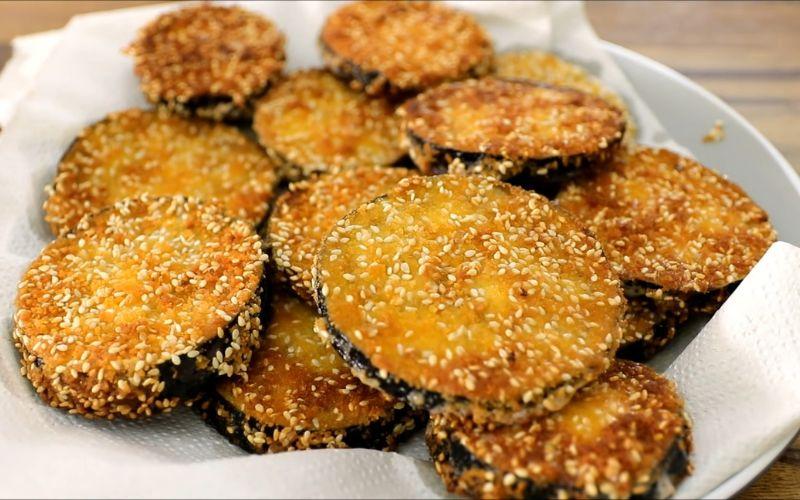 Khám phá công thức làm cà tím chiên giòn tẩm mè hấp dẫn cho buổi cuối tuần