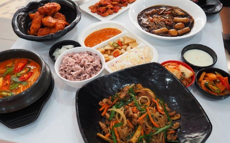 Khám phá 5 quán ăn Hàn Quốc nổi tiếng nhất tại quận 10, nơi mang đến những hương vị đậm đà và trải nghiệm ẩm thực khó quên.