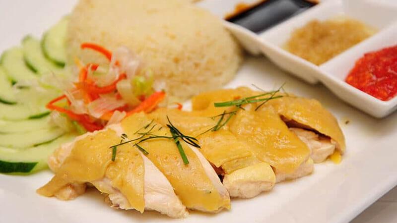 Khám phá 5 quán cơm gà quận 10 với món gà mềm, ngọt tuyệt vời, khiến bạn không thể quên lối về.