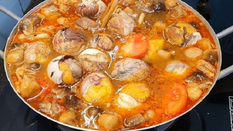 Bí quyết nấu lẩu hột vịt lộn chua cay thần tốc - Món ngon đậm đà cho bữa tối gia đình