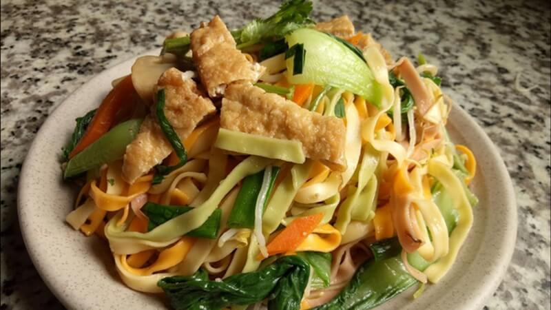 Khám phá công thức mì xào chay thơm ngon, dễ làm tại nhà, mang đến bữa ăn tuyệt vời cho gia đình.