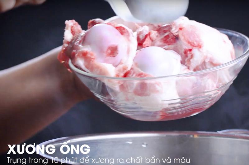 Hướng dẫn nấu hủ tiếu Nam Vang chuẩn vị - Nước dùng trong vắt, đậm đà như tại quán ăn nổi tiếng.